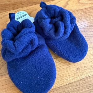 BNWT Cozy Blue Fleece Baby Booties